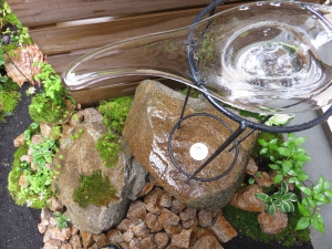 ガラスの鉢と防水ライト