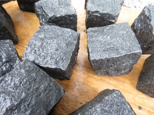 ピンコロ石　ブラック