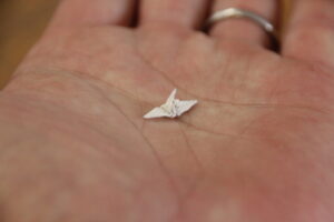 極小サイズの折鶴